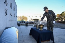 국방일보 - BEMIL 군사세계 공작사, 연평도 포격전 14주년 맞아… 호국영령 희생정신 상기 ‘위국조인상’ 참배