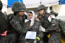 국방일보 - BEMIL 군사세계 공군5비, 해군해양의료원과 합동 대량 전상자 의무지원 훈련…전우 살리는 골든타임 확보한다