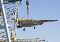 무기 토론방 - BEMIL 군사세계 항공모함 해리 트루먼(CVN-75)에 도착한 무인전투기 X-47B