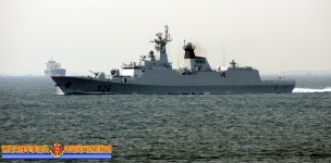 BEMIL 사진 자료실 - BEMIL 군사세계 2009 청도국제관함식 - 사열중인 중국 해군 054형 호위함