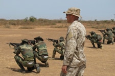 BEMIL 사진 자료실 - BEMIL 군사세계 K-1A 소총을 사용하는 세네갈군 코만도의 사격훈련을 지도중인 미해병대원