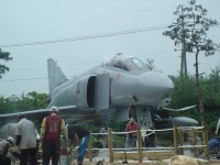 BEMIL 사진 자료실 - BEMIL 군사세계 고속도로 휴게소에서도 F-4를 볼수 있네요~