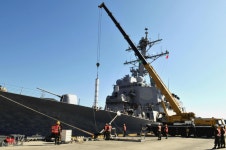 BEMIL 사진 자료실 - BEMIL 군사세계 2008년 한국에서 VLS 캐니스터를 장전중인 미 해군 이지스함