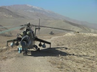 BEMIL 사진 자료실 - BEMIL 군사세계 산 중턱에 전개되어 있는 아프간군의 Mi-35 Hind 공격헬기