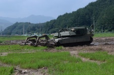 BEMIL 사진 자료실 - 유용원의 군사세계 통로개척시범중인 미 육군 2보병사단 1여단  M1 ABV 강습돌파전차-1