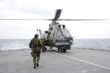 BEMIL 사진 자료실 - BEMIL 군사세계 루마니아 해군의 IAR-330 Puma Naval 함재 헬기