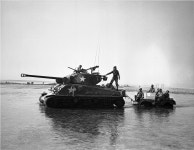 BEMIL 사진 자료실 - 유용원의 군사세계 북한강 도강중 침수된 M4A3E8 셔먼 전차