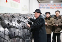 BEMIL 사진 자료실 - BEMIL 군사세계 북한 김정은, 화성-15형 발사차량 타이어 공장 시찰