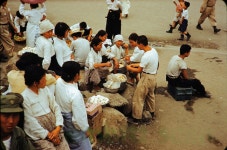 BEMIL 사진 자료실 - BEMIL 군사세계 한국 6.25 전쟁 2년 후 서울 남대문 시장의 철물점과 아이스케키 장수 