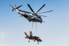 BEMIL 사진 자료실 - BEMIL 군사세계 F-35C 전투기를 운반하는 킹 스탈리온 헬기