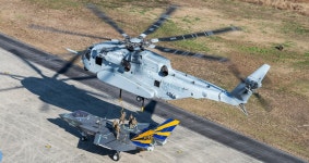 BEMIL 사진 자료실 - BEMIL 군사세계 F-35C 전투기를 운반하는 킹 스탈리온 헬기