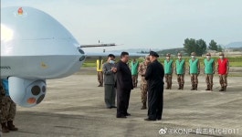 BEMIL 사진 자료실 - BEMIL 군사세계 북한판 글로벌호크와 리퍼를 둘러보는 김정은