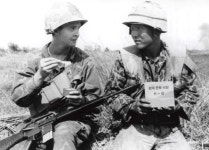 BEMIL 사진 자료실 - BEMIL 군사세계 69년 파월 한국군 K-6 레이선을 맛보는 미군..