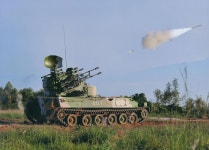 BEMIL 아카이브 - BEMIL 군사세계 중 95식 / PGZ95 방공장갑차 장착 QW-2 지대공유도탄 발사도 20100513-1