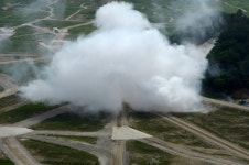 BEMIL 아카이브 - BEMIL 군사세계 Rodriguez 사격장에서 한미연합훈련중 연막차장중인 K318 발연차