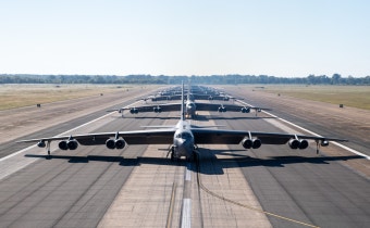 BEMIL 최신 영상 - 유용원의 군사세계 핵전략폭격기 B-52H '스트래토포트레스'의 '엘리펀트 워크' 대규모 순간 출격 영상