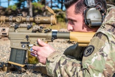 BEMIL 최신 영상 - BEMIL 군사세계 미 육군 분대 지정사수소총 M110A1, 독일 HK417 소총의 변형인 반자동저격총 실사격 영상