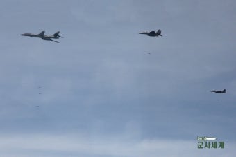 최신 국군 뉴스 - BEMIL 군사세계 미국 B-1B 전략폭격기 한반도 전개 하 한미 연합공중훈련 시행 / 국방부 제공