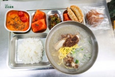 최신 국군 뉴스 - BEMIL 군사세계 더본코리아 백종원 대표 군부대 특식 제공… 장병 격려 및 급식 혁신 의견수렴 / 국방부 제공