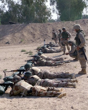 BEMIL 사진 자료실 - 유용원의 군사세계 이라크 지원병 훈련모습