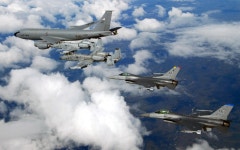 BEMIL 아카이브 - 유용원의 군사세계 미 KC-135 급유/수송기 20080726