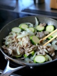 クックパッドニュース：ぐっち夫婦が作る！すっきり爽やか「豚バラとズッキーニのレモン醤油炒め」  | 毎日新聞