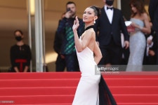 헐리우드 - 칸 영화제 레드카펫에서 벨라 하디드 & 카를라 브루니