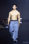 이슈/유머 - 패션쇼 런웨이에 모델로 선 씨름 선수 손희찬.jpg