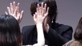 이슈/유머 - 흥미돋는 아이유-뷔 손크기 차이.gif