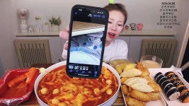 이슈/유머 - 먹방 중인 입짧은 햇님을 노리는 강아지의 눈빛
