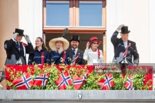 웨스트 - 이번에도 엄마 옷 입은 잉리드알렉산드라