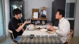 이슈/유머 - 박진영이 멜론에서 60곡만 선별해서 만든 플레이리스트가 있는데, 그 중 2곡이 성시경 노래. 한 곡은 내게 오는 길 다른 한 곡은-