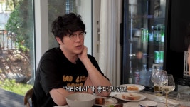 이슈/유머 - 박진영이 멜론에서 60곡만 선별해서 만든 플레이리스트가 있는데, 그 중 2곡이 성시경 노래. 한 곡은 내게 오는 길 다른 한 곡은-