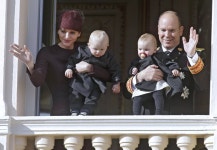 웨스트 - 국경일 사진으로 알아보는 모나코 쌍둥이네 성장 속도