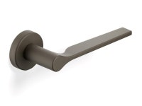 H 1062 CARMEN | VALLI - LAB Brass door handle on rose By Valli