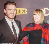 익스트림무비 - [로켓맨] 리차드 매든, [영화에서 엘튼 존 역 배우와의 19금신을 어머니에게 미리 알렸다]