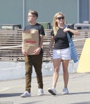 익스트림무비 - 아들 디콘과 쇼핑하고 나오는 리즈 위더스푼