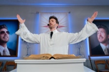 익스트림무비 - 크리스 에반스, 에단 코엔 감독 ‘Honey Don’t’ 첫스틸