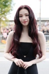 익스트림무비 - 오늘 갤러리 - 에스파 카리나 밀라노 패션위크 프라다 25SS 컬렉션 패션쇼 (5600x) / 장원영 빈 크리스틴 컬렉션
