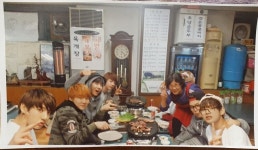 익스트림무비 - 방탄소년단 사진으로 도배된 식당