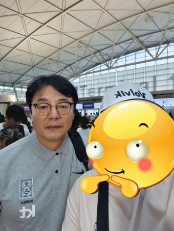 다수가 의심할때 황선홍 감독님한테 출국때 사인받았음.JPG - 국내축구 - 플레이어스