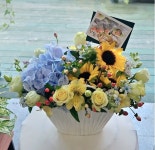 sunflower - di santorini(디 산토리니)-겨울에는 해바라기 대신 다른꽃으로 대체 꽃배달 | 플라워119꽃배달서비스 [꽃배달] sunflower... 
