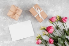 포장 된 선물로 아름다운 장미 배열 | 무료 사진