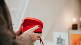 자르기 여자 오프닝 Giftbox | 무료 사진