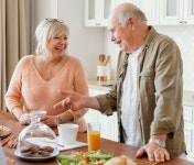 Free Photo | Medium shot grandparents in kitchen
