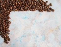 돌 표면에 커피 콩 | 프리미엄 사진