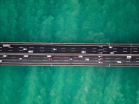 Drones Eye View - 교량에 도시 교통 체증의 공중 위에서 아래로 보기 | 프리미엄 사진
