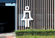 주유소에서 라이트 박스 여자 아이콘 화장실 | 프리미엄 사진