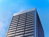 맑고 푸른 하늘에 대 한 건물의 낮은 각도 보기 | 프리미엄 사진