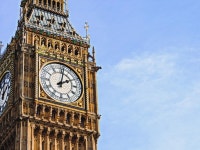 시계 탑 의 낮은 각도 관측 | 프리미엄 사진